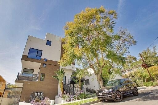 Building Photo - 1223 Larrabee St