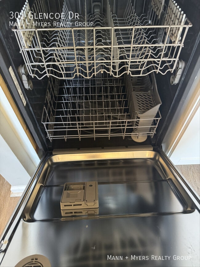 Building Photo - 301 Glencoe Dr