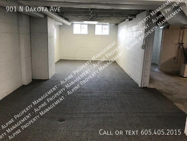 Building Photo - 901 N Dakota Ave