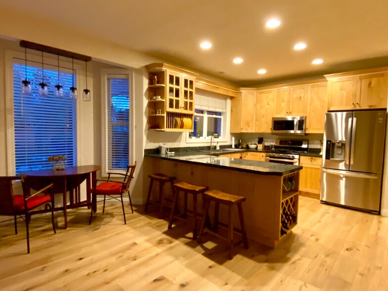 Building Photo - 970 Buckhorn Dr