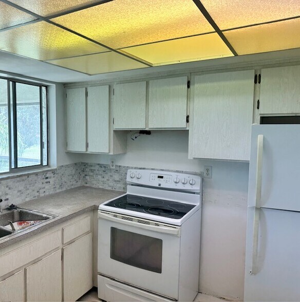 Building Photo - 3645 Boca Ciega Dr