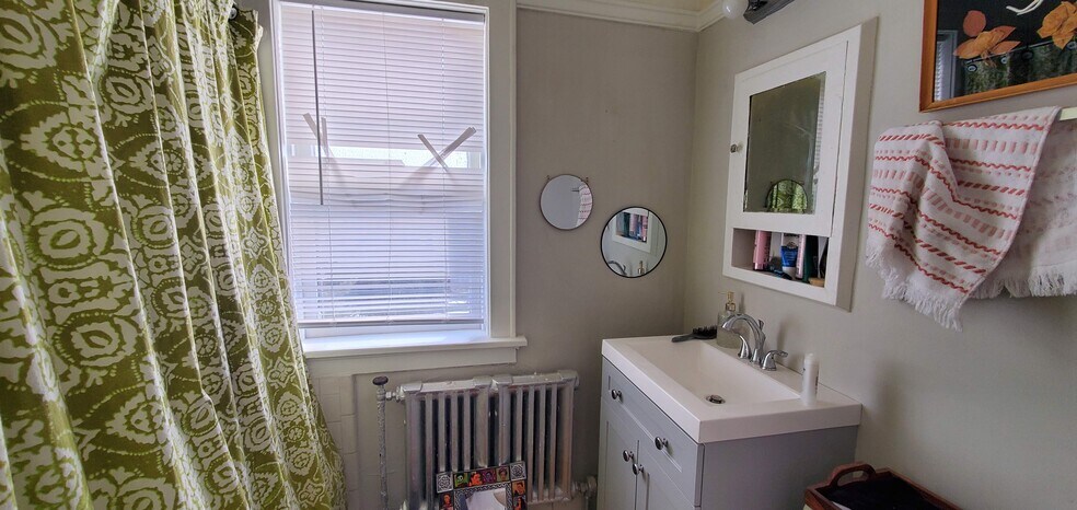 Building Photo - 1013 E Center St