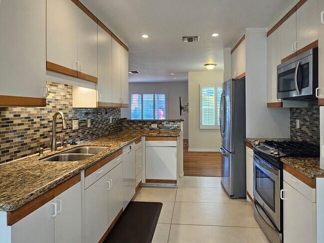 Building Photo - 3 spacious bedrooms and 3 bathrooms in Popular Encino location