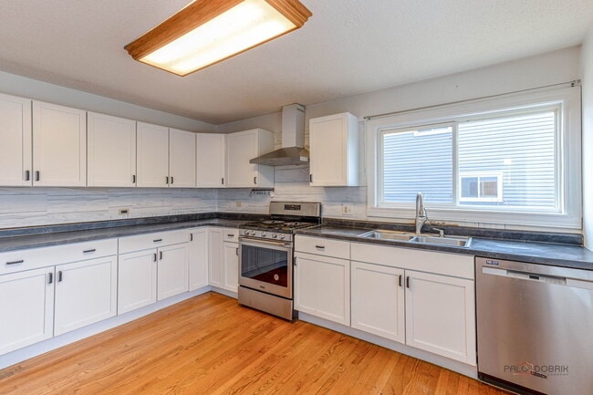 Building Photo - 1261 Hialeah Ln