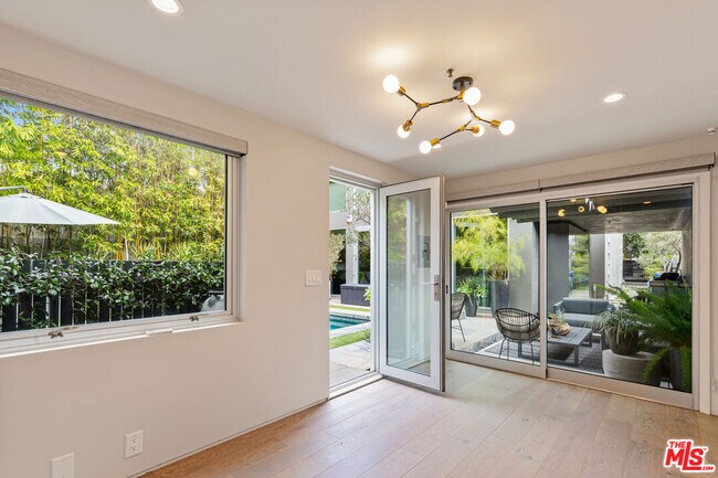 Building Photo - 329 Westbourne Dr