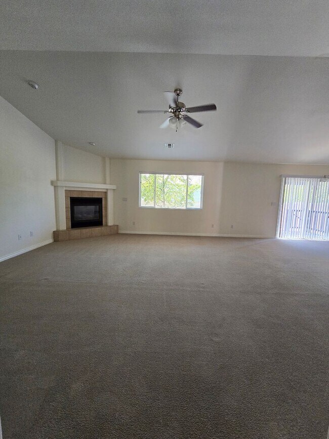 Building Photo - Beautiful single level townhouse located in quiet northwest area.