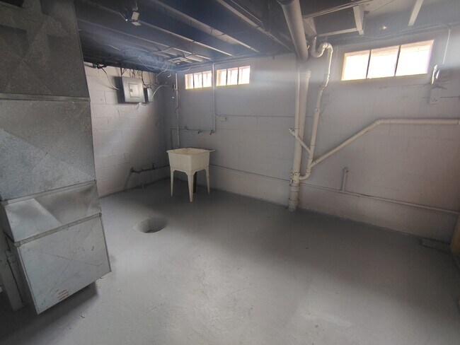 Building Photo - 912 Hayes Ave