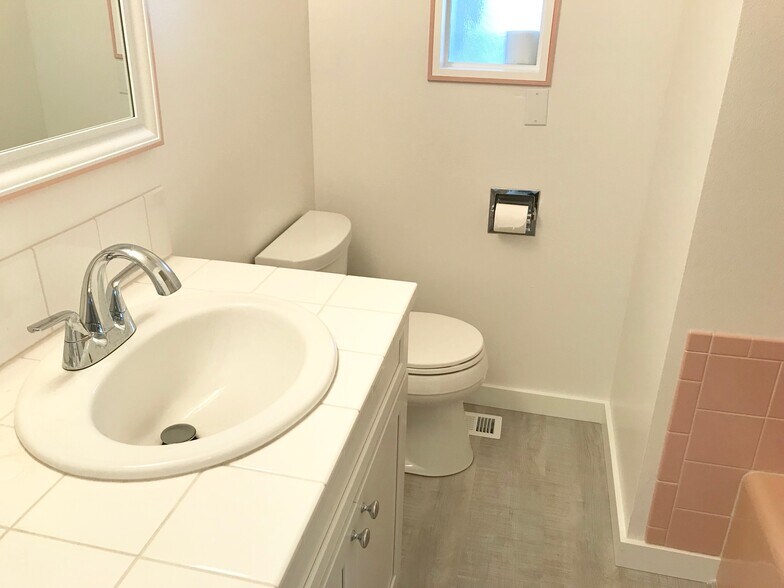 Guest bath - 12815 NE Fremont St