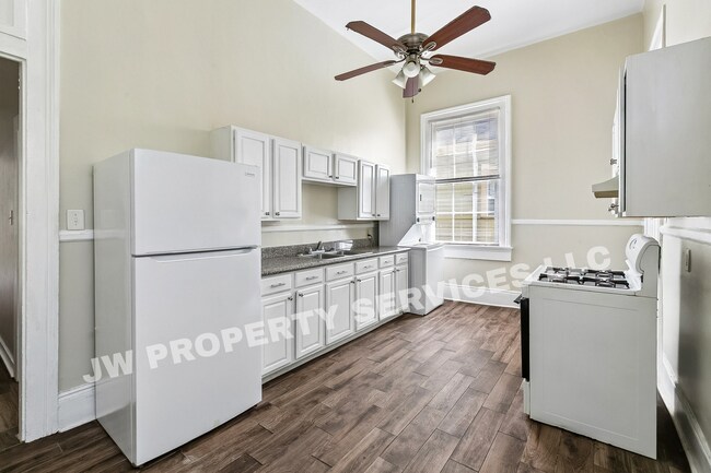 Building Photo - 2332 Ursulines Ave