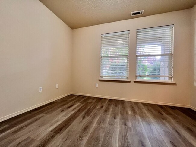 Building Photo - 4448 N Heritage Wds Wy
