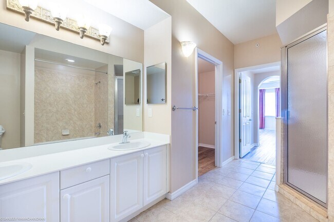 Building Photo - WALKING DISTANCE TO SUNSEEKER RESORT AND P...