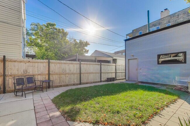 Building Photo - 2857 W Fletcher St
