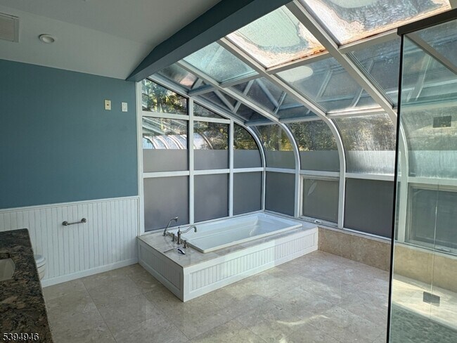 Building Photo - 4 Vista Ln