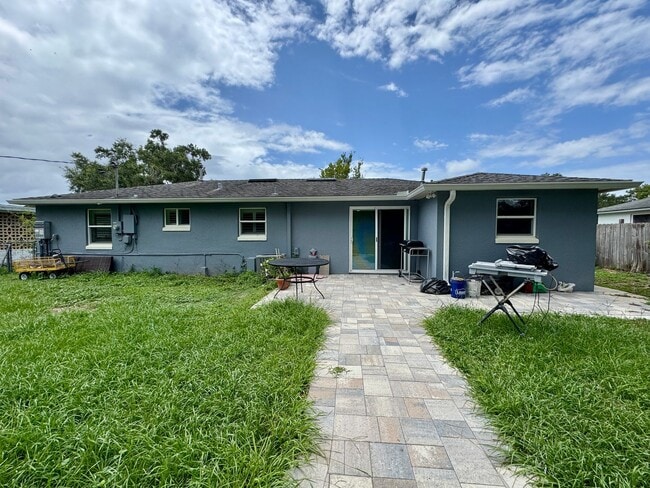 Building Photo - REMODELED Eustis 2/2 with NO HOA!