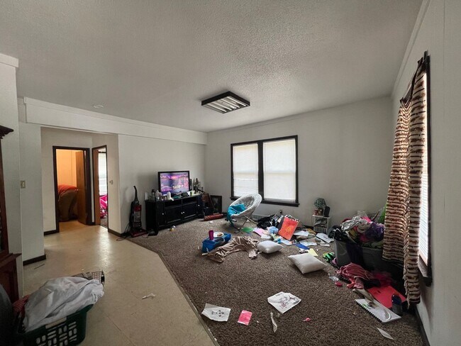 Building Photo - Over 2,000sf and 8 Bedrooms