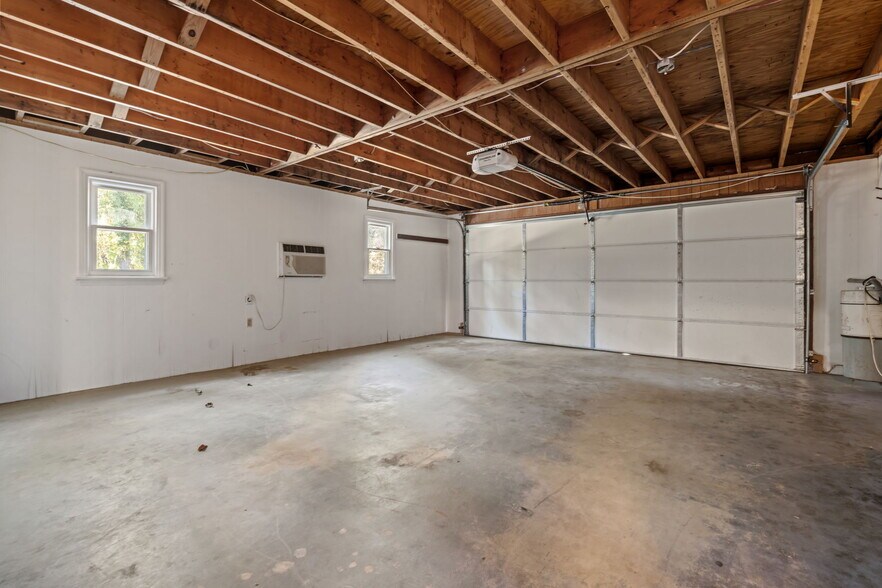 Building Photo - 53 Pine Lake Dr