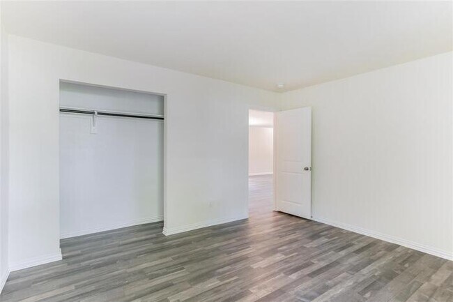 Building Photo - HALF OFF One Month Rent!*