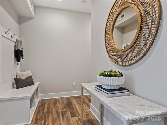 Building Photo - 1615 Chatham Ave