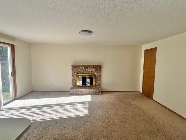 Building Photo - Spacious Home with Large Backyard in Union...