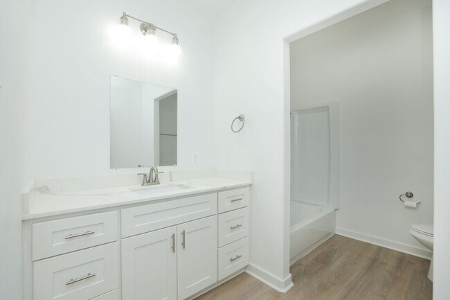 Building Photo - For Lease | 3 Bed, 2 Bath |1,350 Sq Ft |Tr...