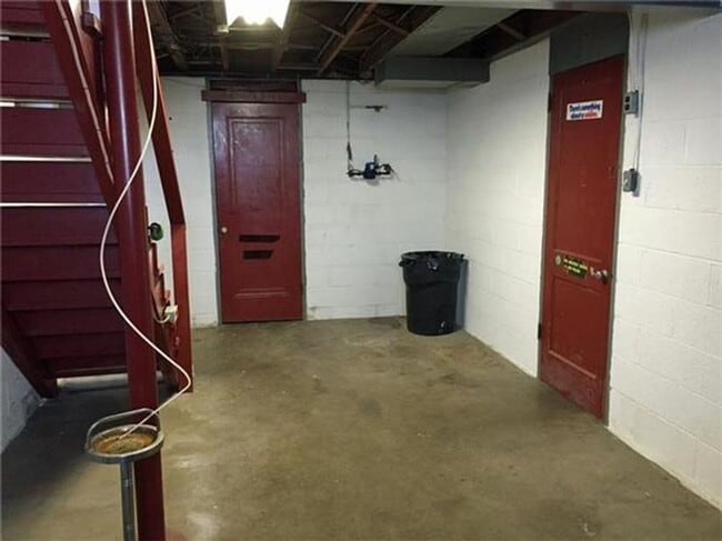 Building Photo - 2108 Lucina Ave