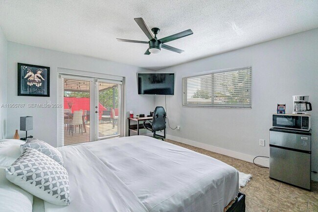 Building Photo - 901 NW 22nd Pl