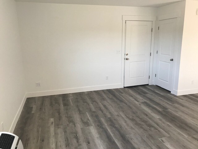 front room/front entry - 534 E Chubbuck Rd