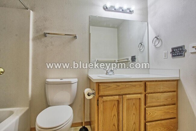 Building Photo - 3 Bed, 2 Bath Home in a Culdesac Near St. James Road and NE 54th Street