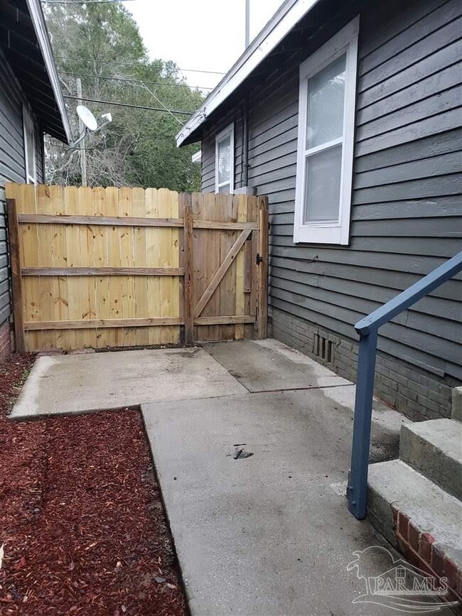 Building Photo - 1005 N 6th Ave