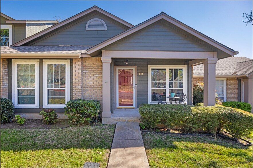 Building Photo - 1015 E Yager Ln