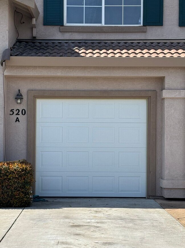 Building Photo - 520 Las Palmas Dr