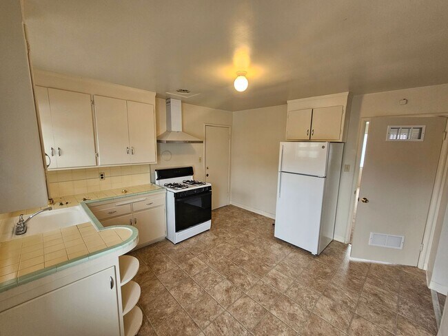 Building Photo - Cozy 2-Bed Oakland Apartment: San Leandro ...