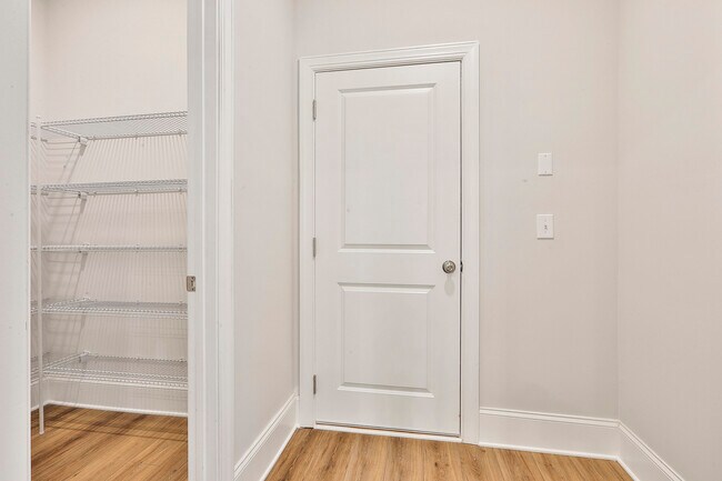 Building Photo - 335 Caledonia Ct