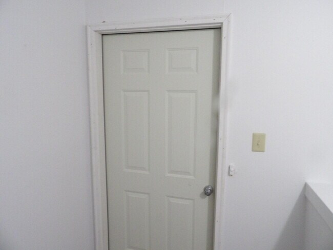 Building Photo - 204 Landings Dr
