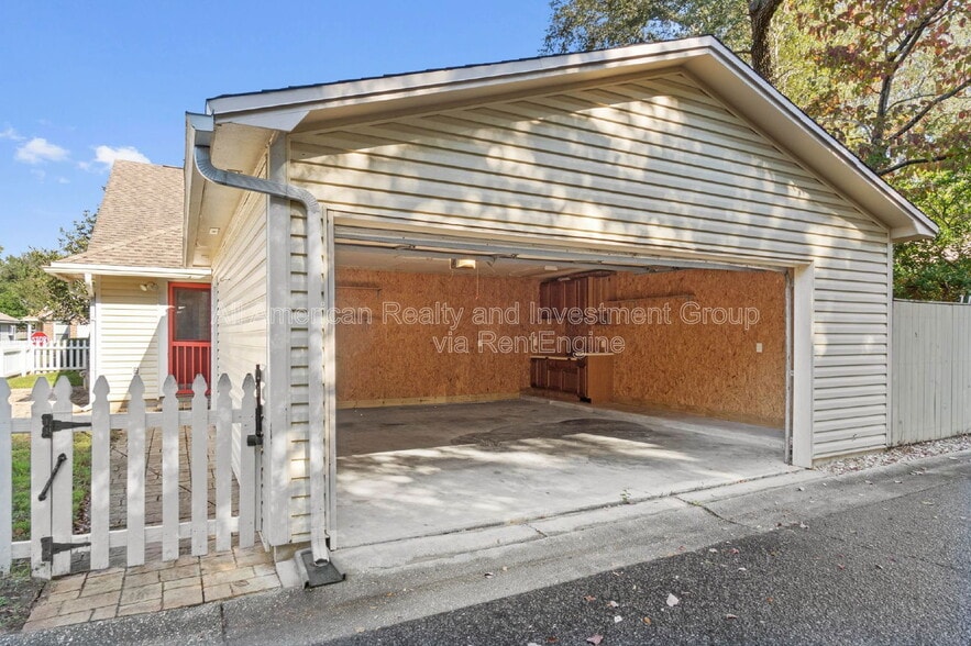 Building Photo - 110 Parkwood Dr