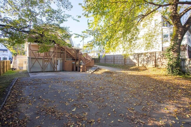 Building Photo - 611 S 14th St