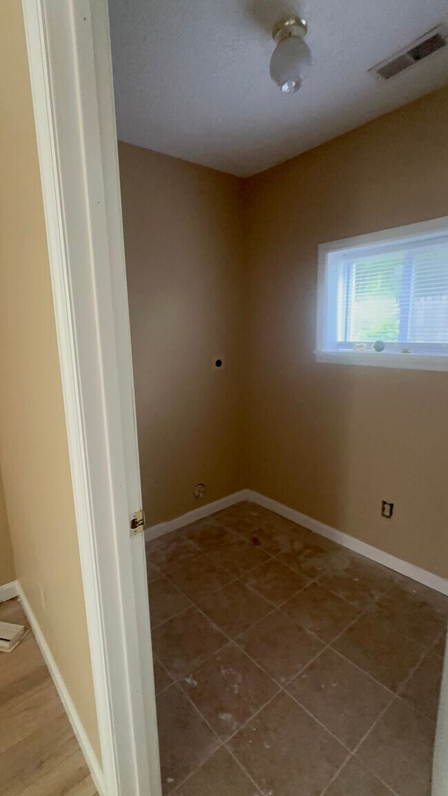 Building Photo - 1113 Rossiter Dr
