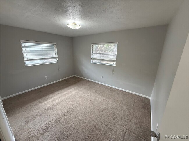 Building Photo - 920 N Lyle Ave