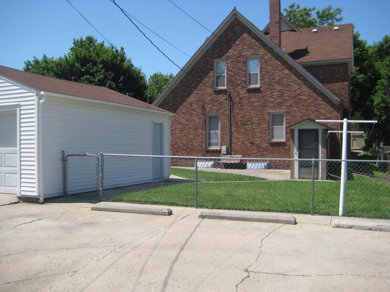 parking lot & entrance - 3703 5th Ave