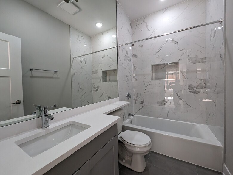 Building Photo - 423 W Belden Ave