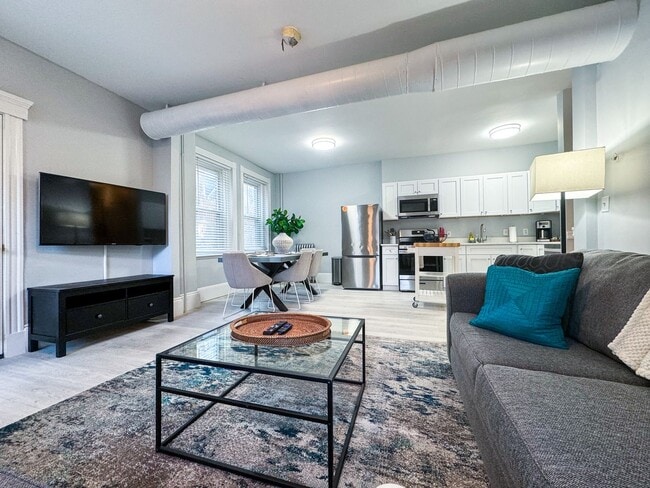 Building Photo - Amazing 3 bed 2 baths in Brookline.... MAY MOVE IN