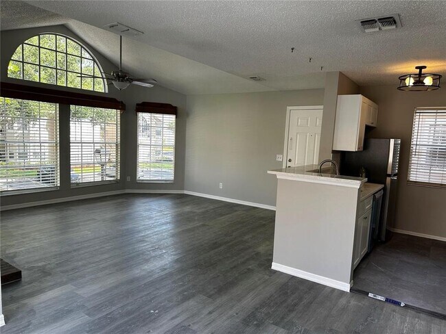 Building Photo - 652 Roaring Dr