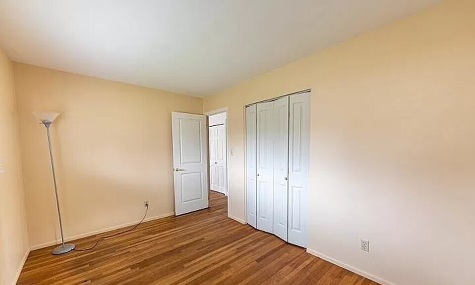 Bed Room 1 - 1528 W Daytona Dr