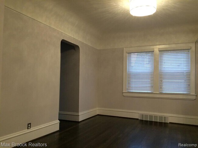 Building Photo - 115 E Lincoln St