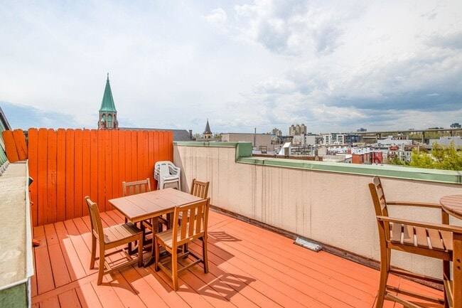 Building Photo - 476 Monmouth St