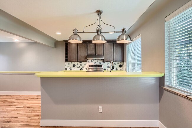 Building Photo - 4 Bed, 2 Bath Duplex in East Colfax – Brig...
