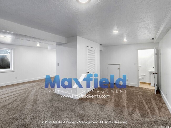 Building Photo - Sandy Rambler 4 BD 3.5 BA 2 GAR Home locat...