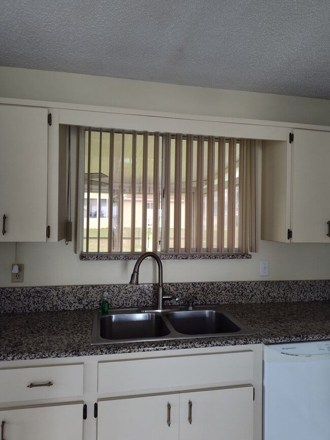 Building Photo - Charming 2/1 Home in Oak Run 55+ Community...