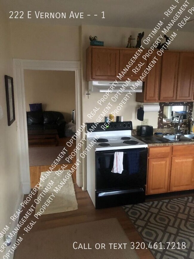 Building Photo - Main Floor 1 Bedroom Apartment Available M...