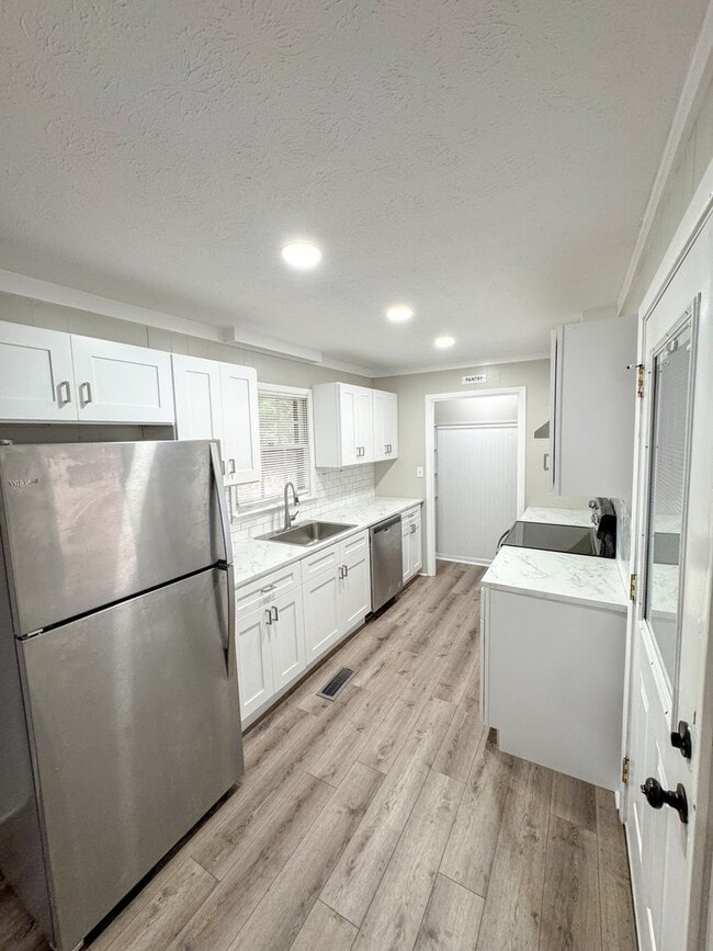 Building Photo - Spacious 4 Bedroom & 3 Bath Home in the Heart of Jacksonville, AL!